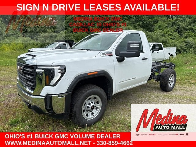 Summit White 2025 GMC Sierra 3500HD Chassis Pickup Truck 4X2 Automatic
