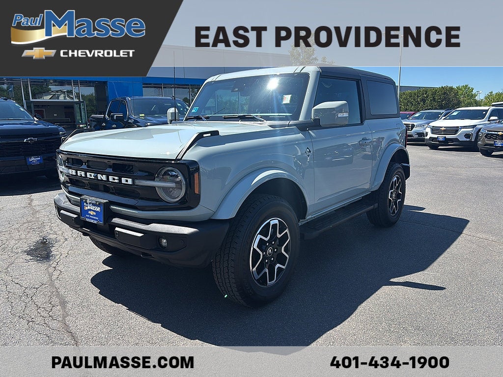 Gray 2023 Ford Bronco Outer Banks 2-Door 4WD SUV / Crossover Four-Wheel Drive 