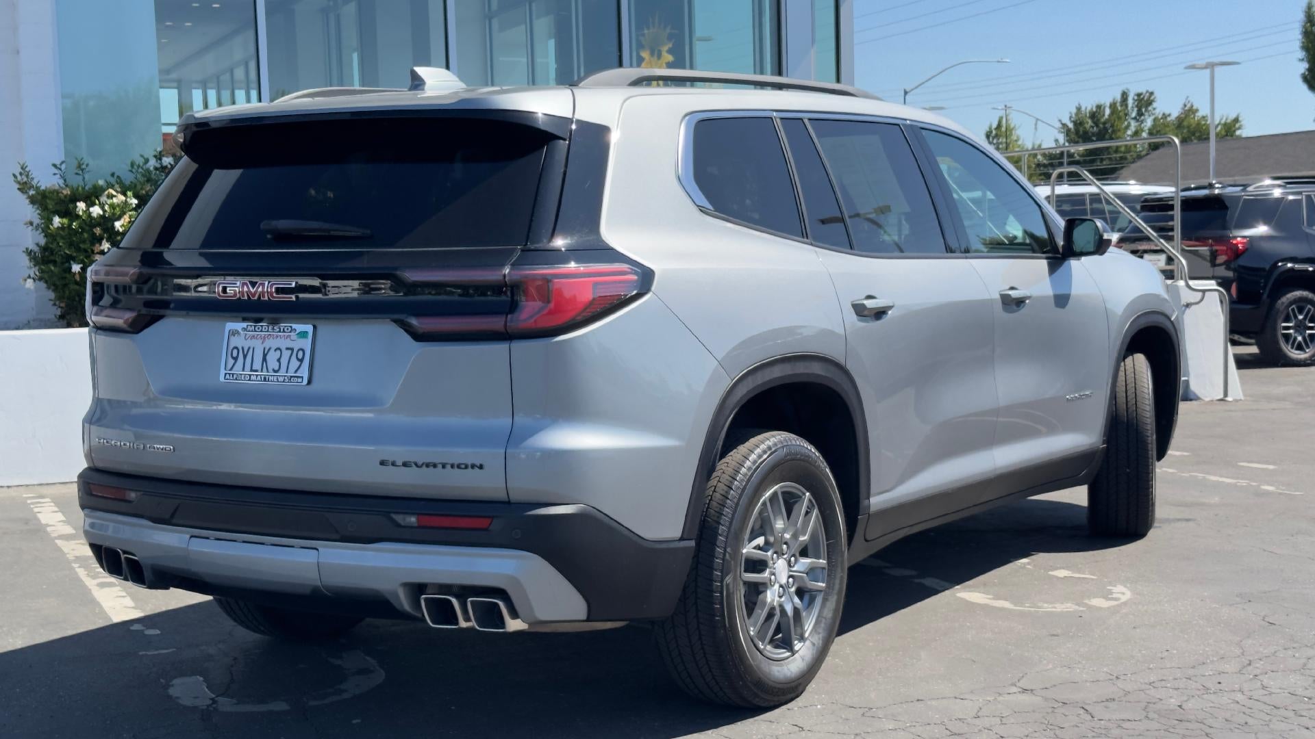 View vehicle photo 5