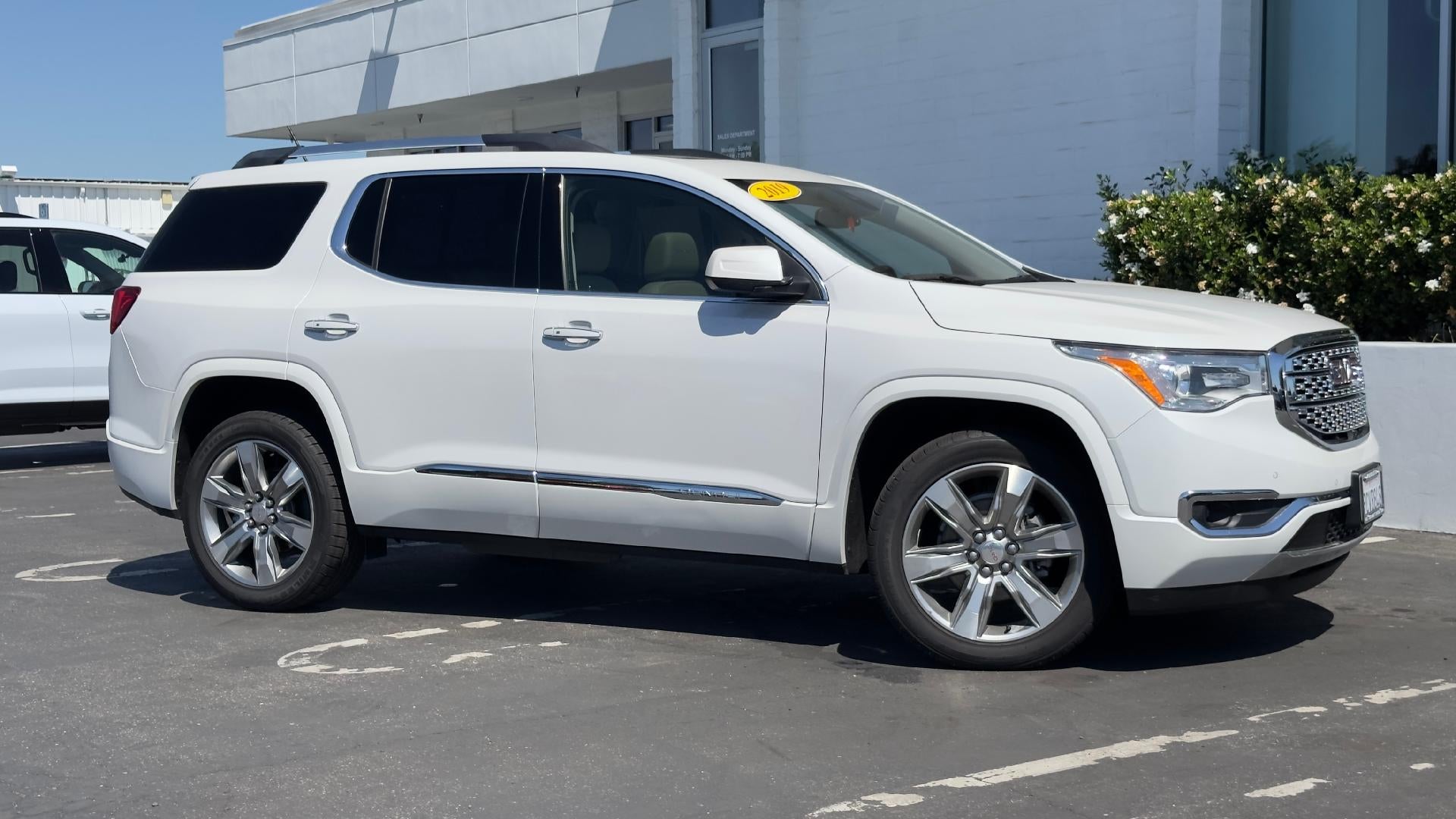 View vehicle photo 2