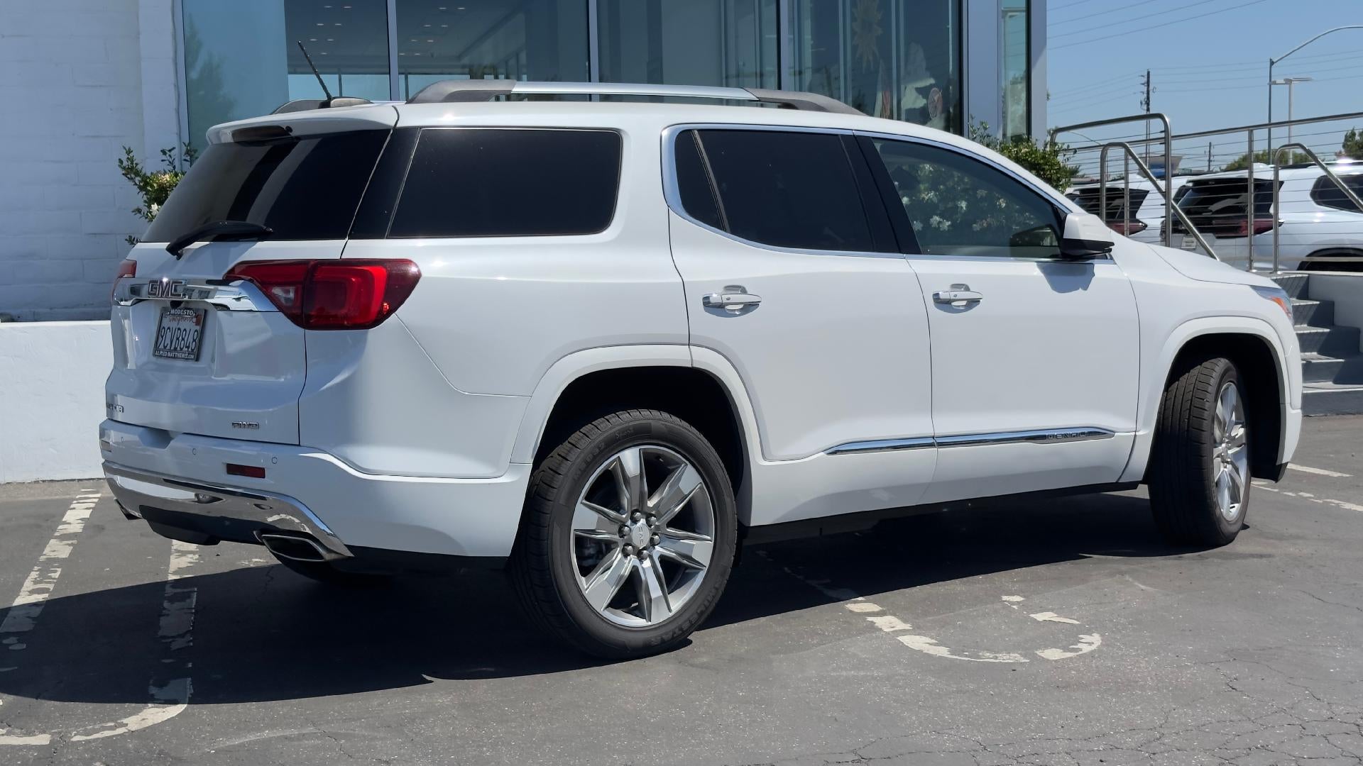 View vehicle photo 4