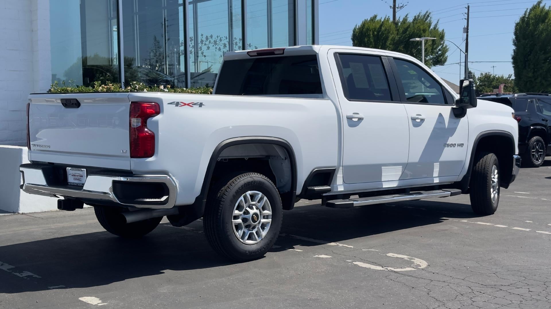 View vehicle photo 4