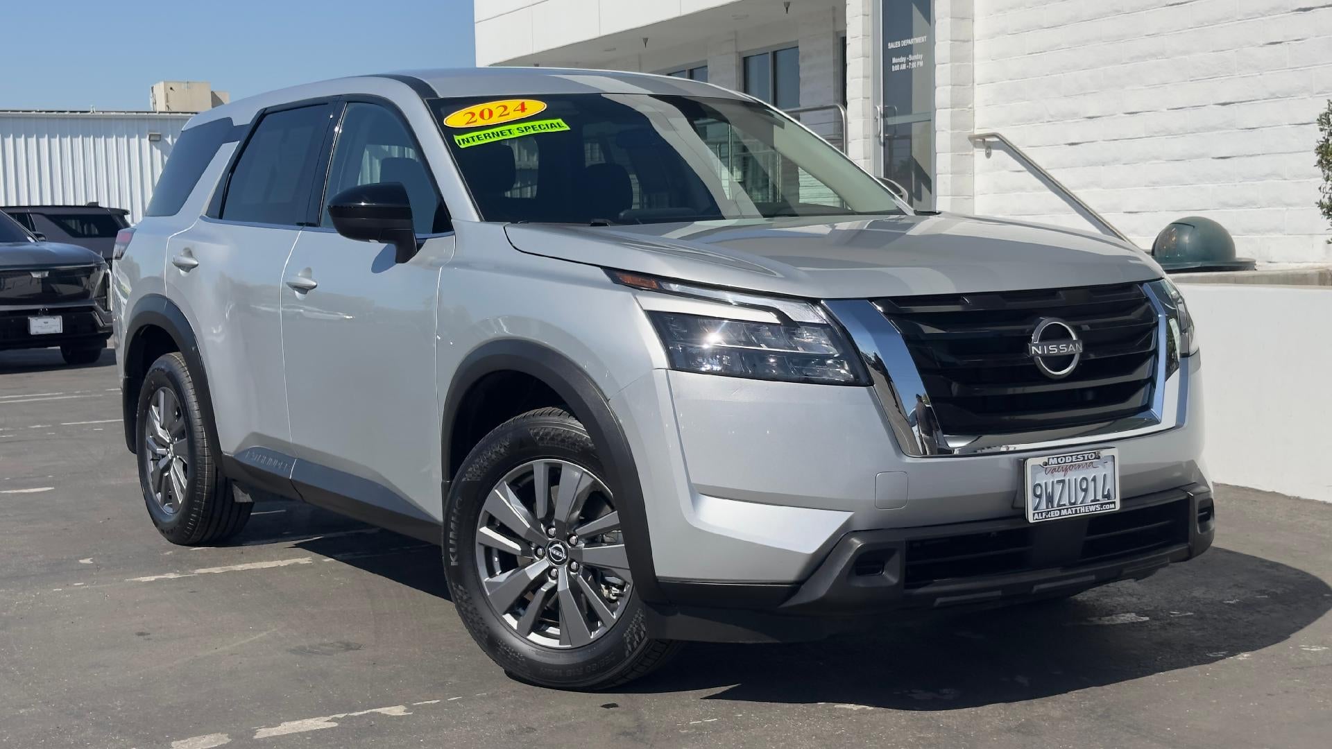 Gray 2024 Nissan Pathfinder SUV / Crossover Front-Wheel Drive Automatic