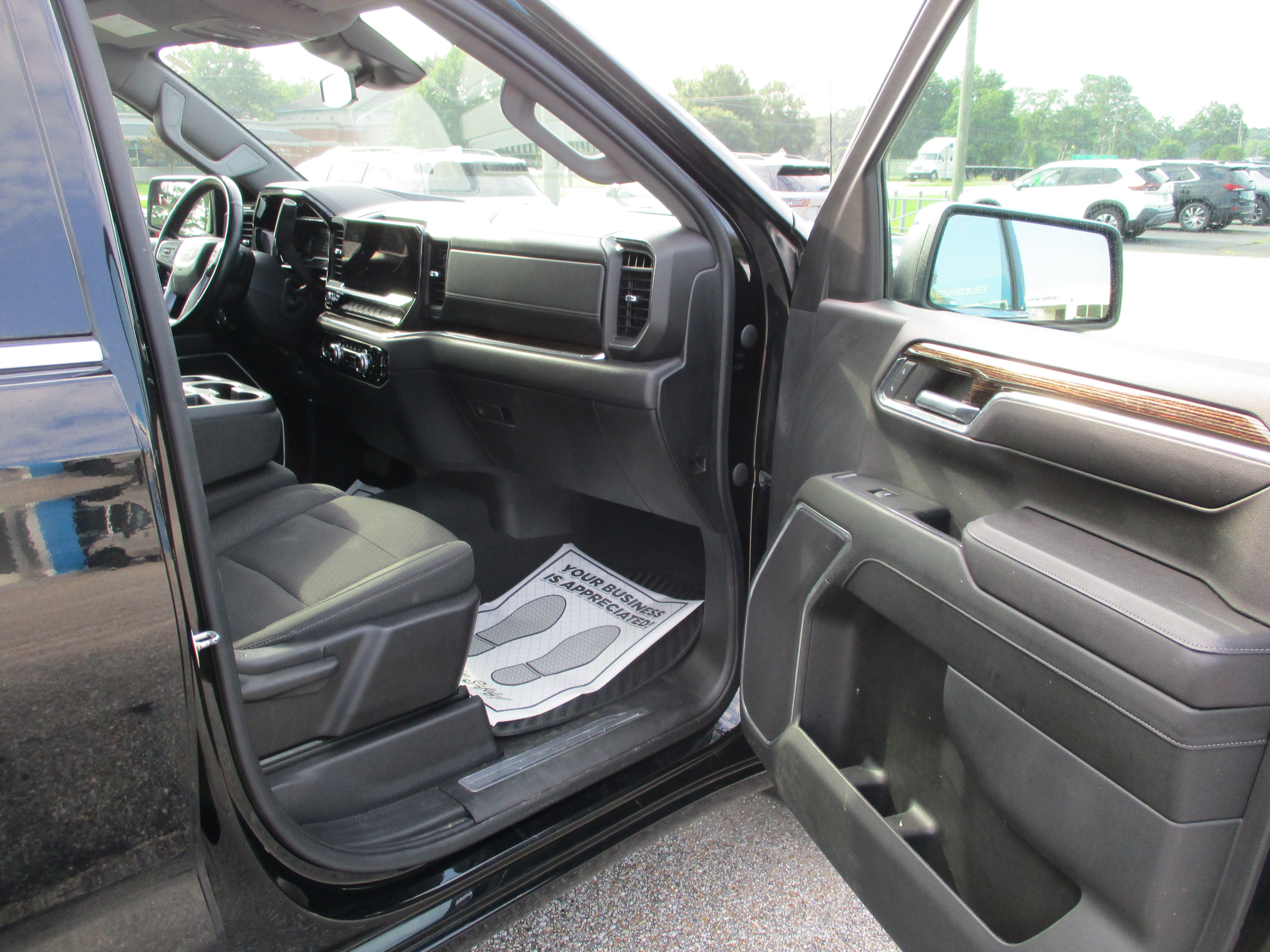 View vehicle photo 7