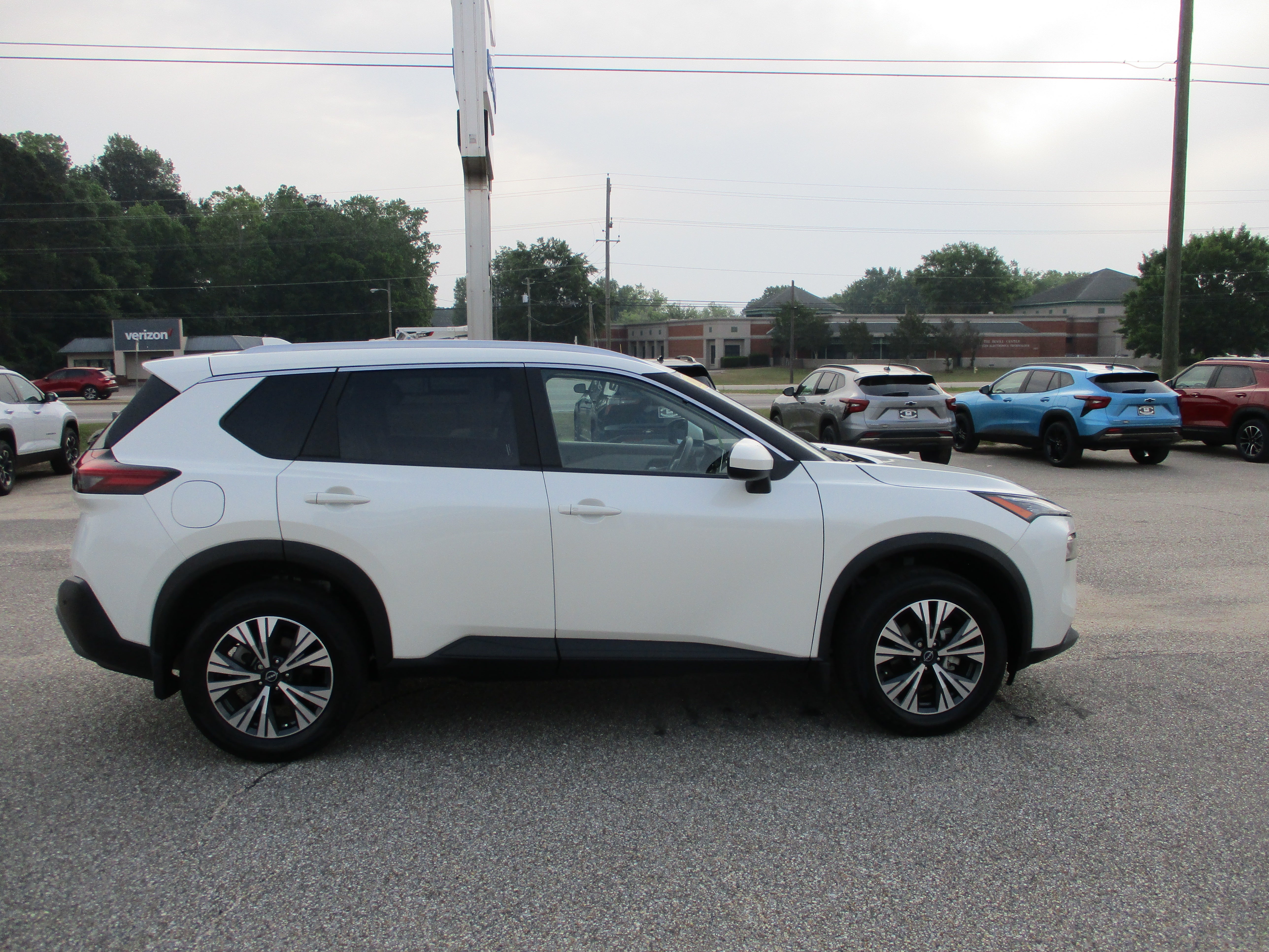View vehicle photo 3