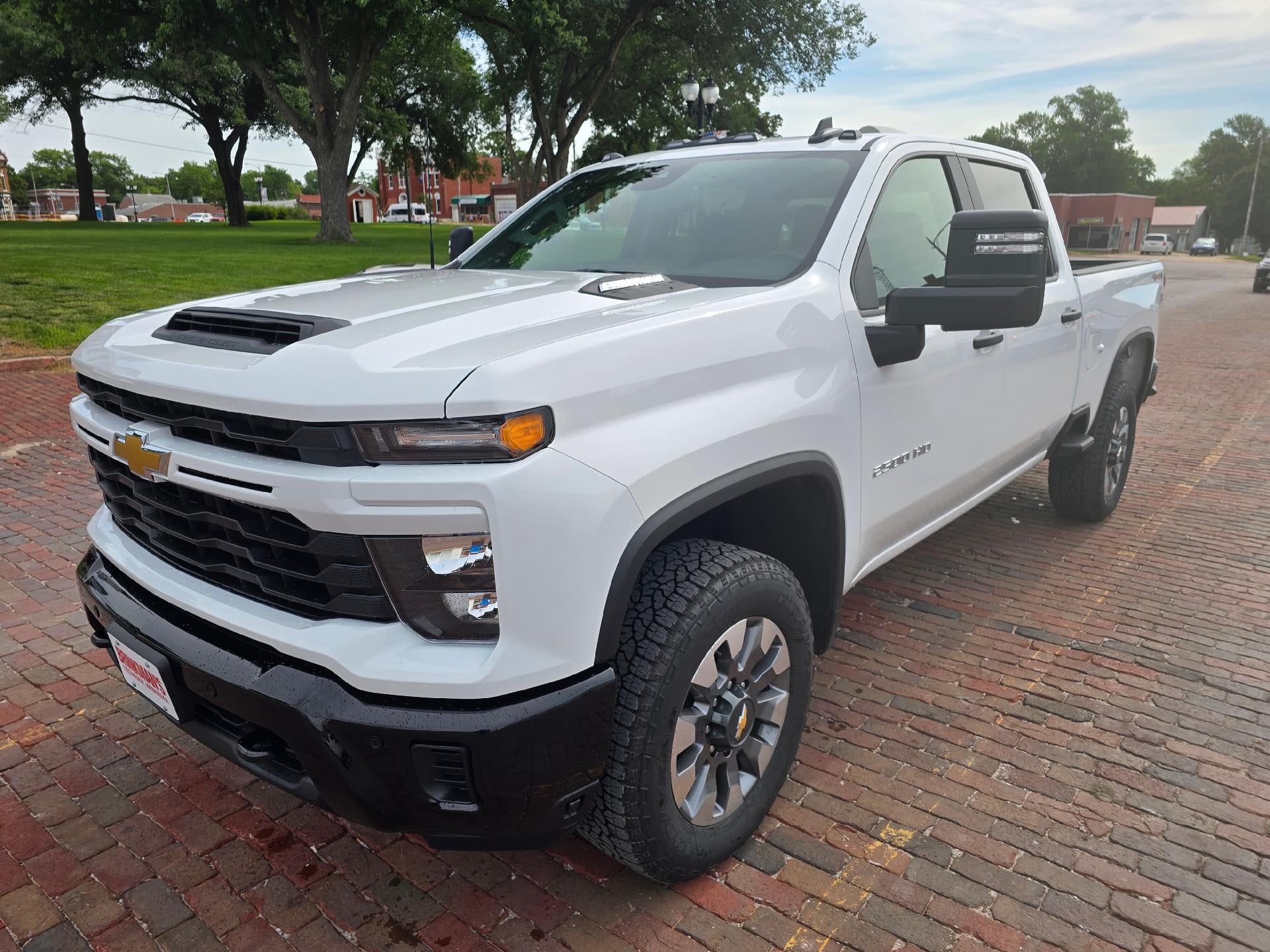 Summit White 2026 Chevrolet Silverado 2500HD Pickup Truck Four-Wheel Drive Automatic