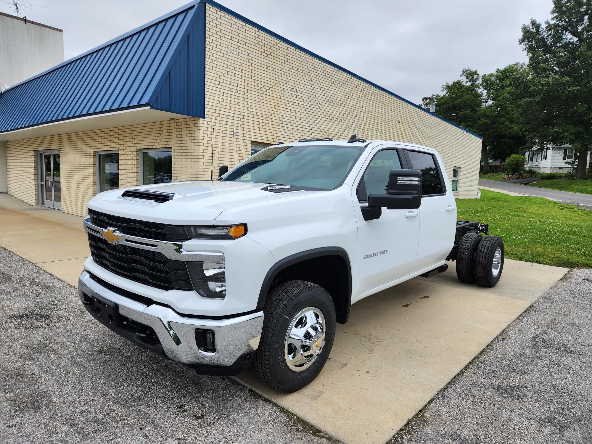 Summit White 2026 Chevrolet Silverado 3500HD Chassis LT Crew Cab 4WD Pickup Truck Four-Wheel Drive Automatic