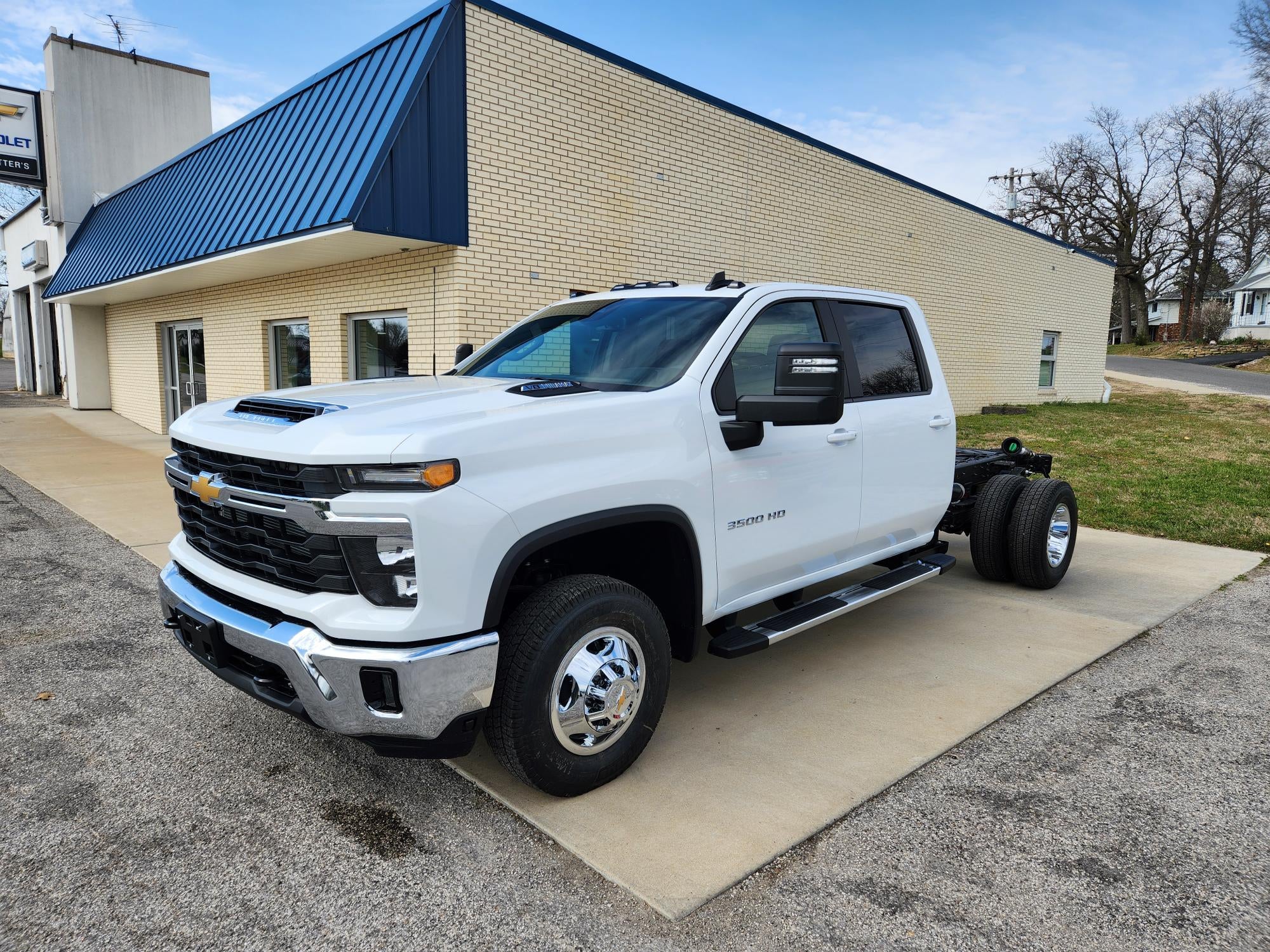 Summit White 2026 Chevrolet Silverado 3500HD Chassis Pickup Truck Four-Wheel Drive Automatic