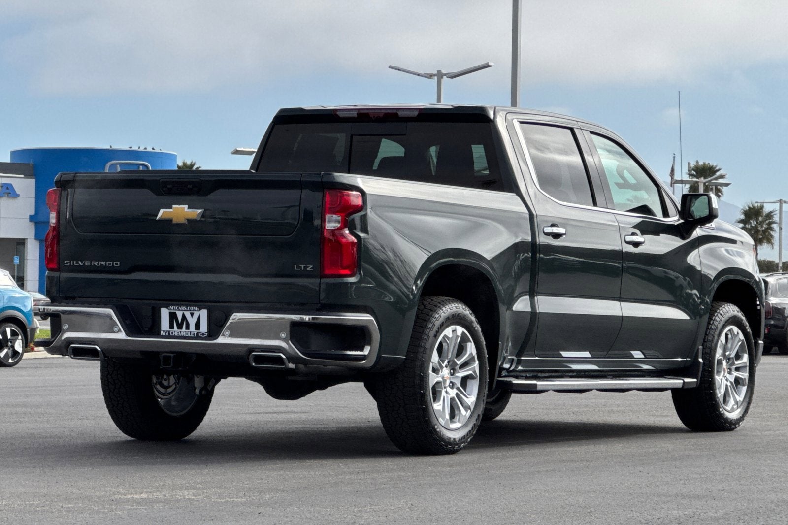 View vehicle photo 4