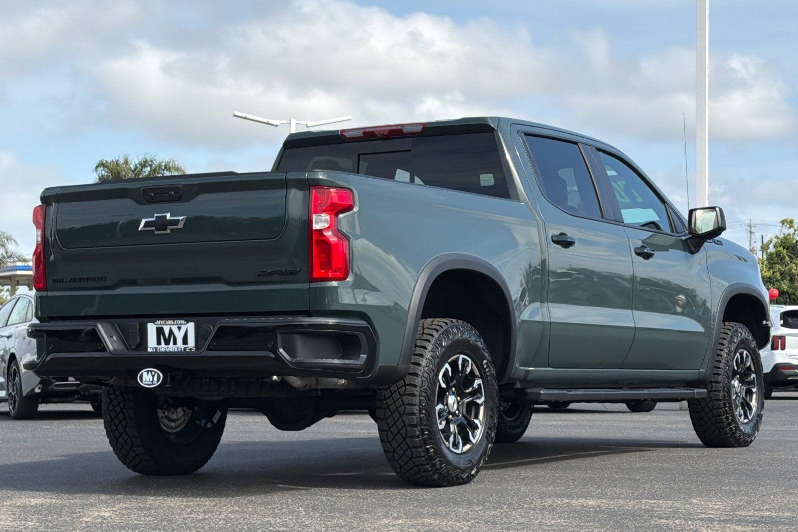 View vehicle photo 4