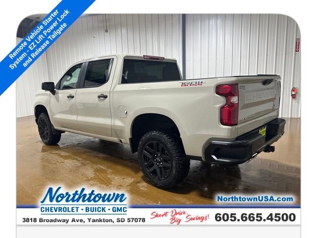 View vehicle photo 3