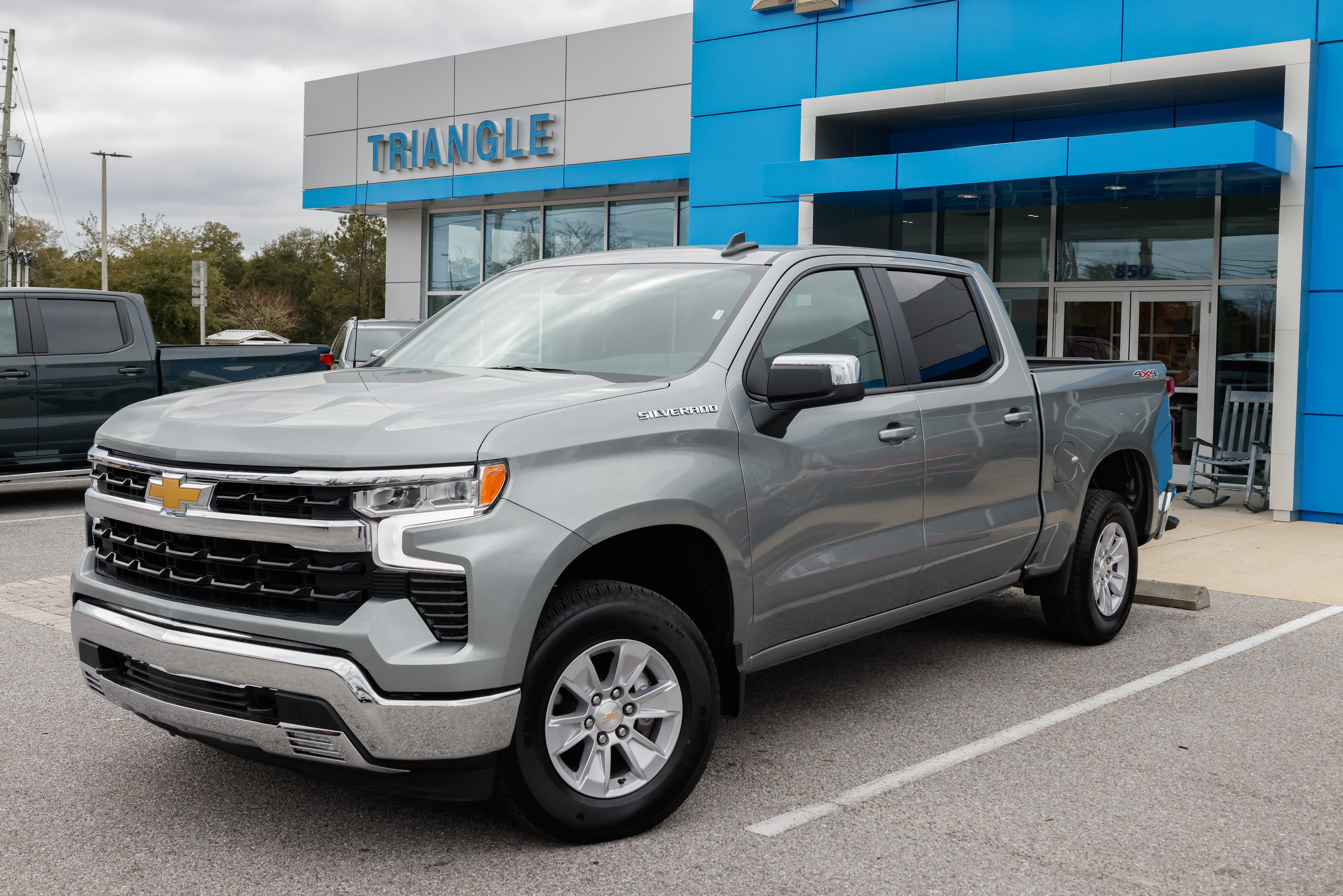 View vehicle photo 2