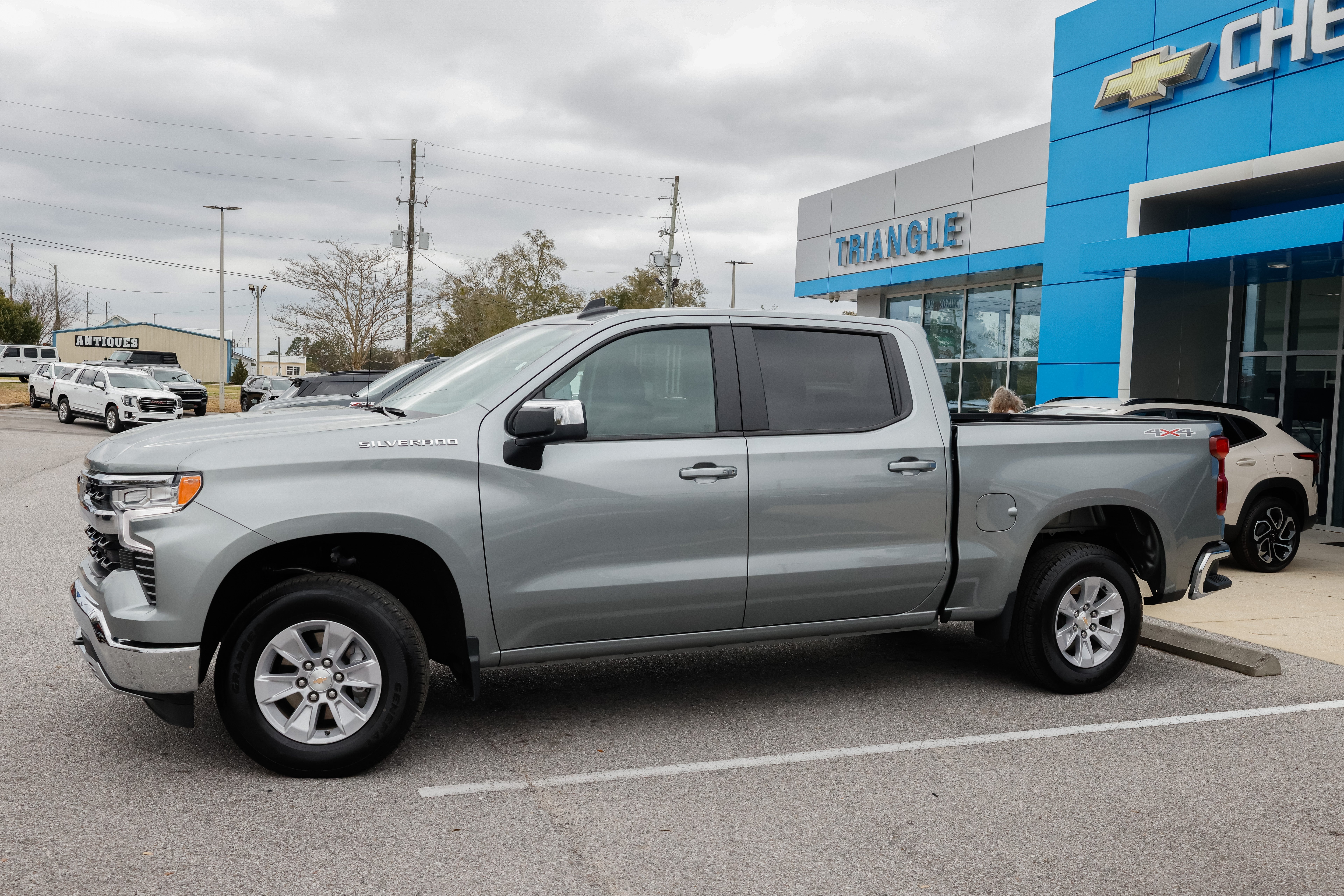 View vehicle photo 3