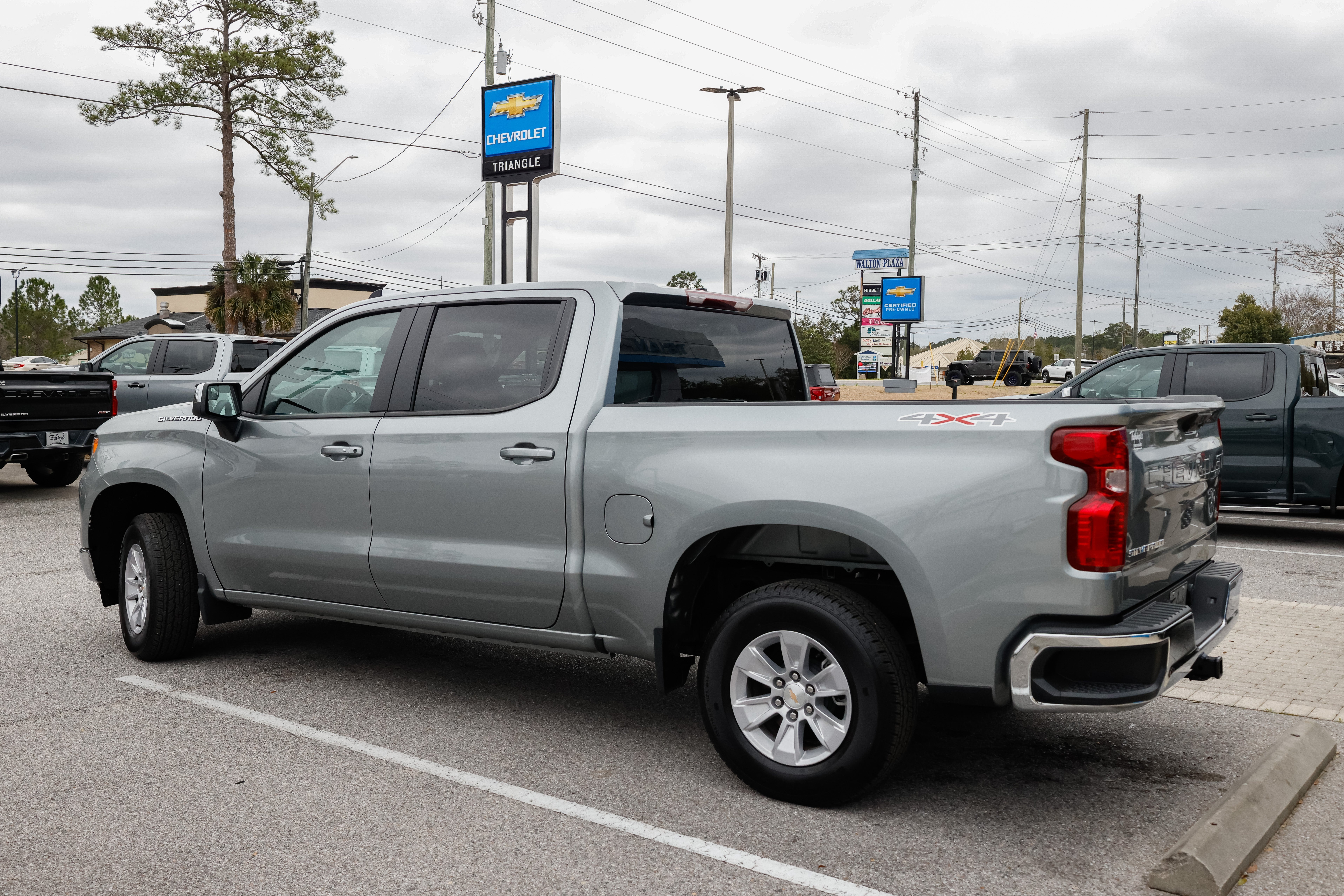View vehicle photo 4