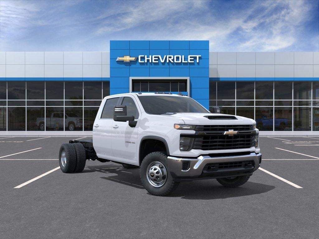 Summit White 2026 Chevrolet Silverado 3500HD Chassis Pickup Truck Four-Wheel Drive Automatic