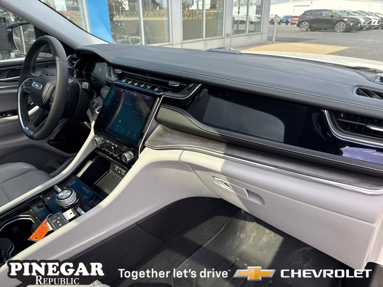 View vehicle photo 7