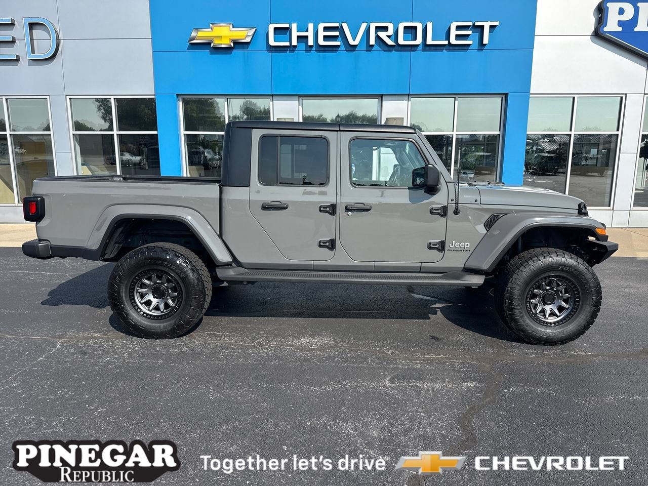  2022 Jeep Gladiator Overland Crew Cab 4WD   