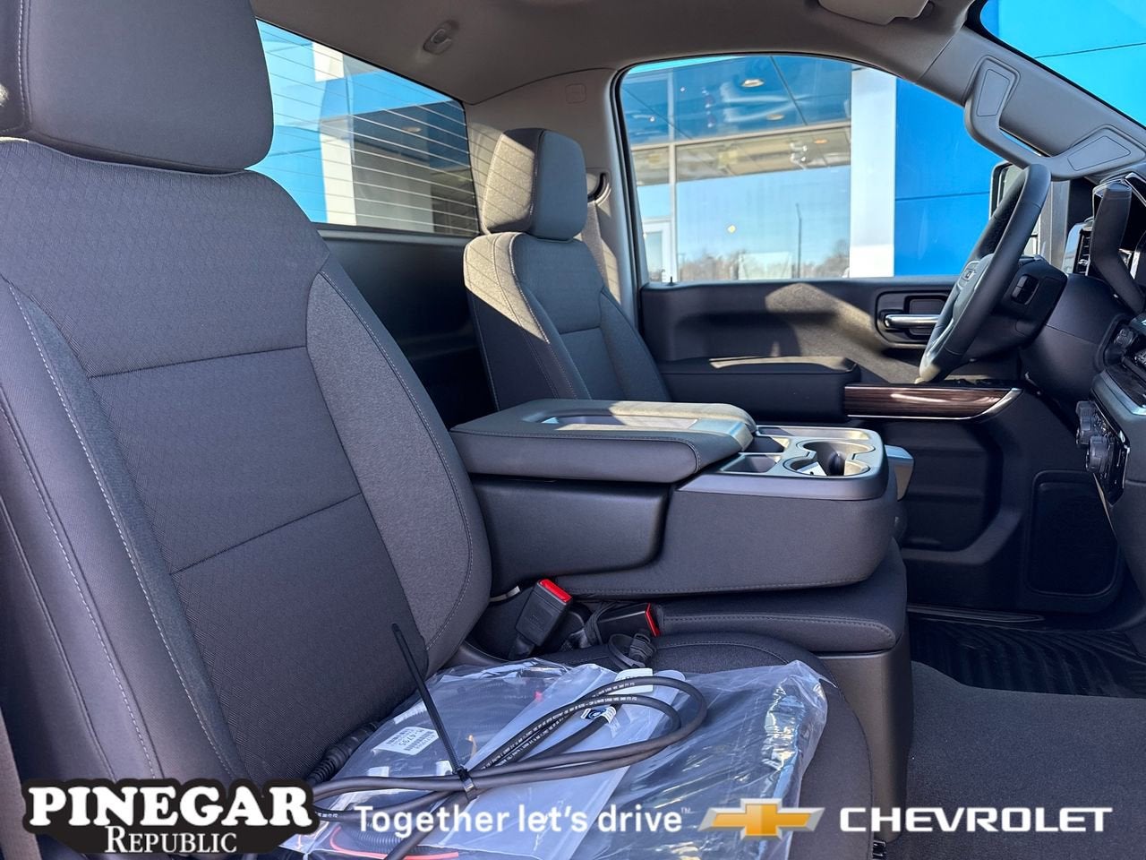 View vehicle photo 7