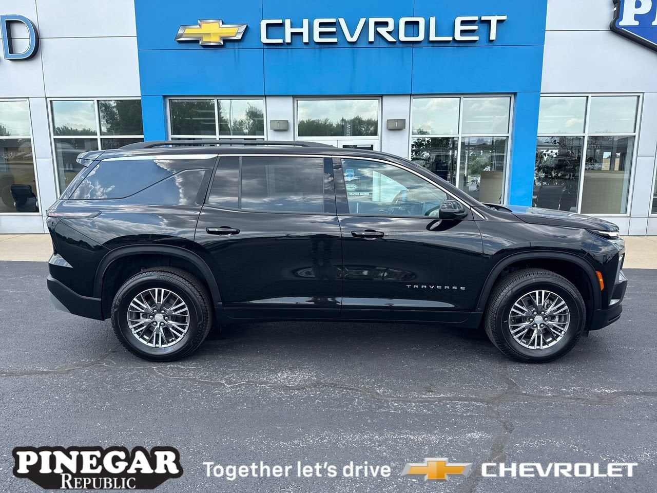 Mosaic Black Metallic 2026 Chevrolet Traverse SUV / Crossover Front-Wheel Drive Automatic