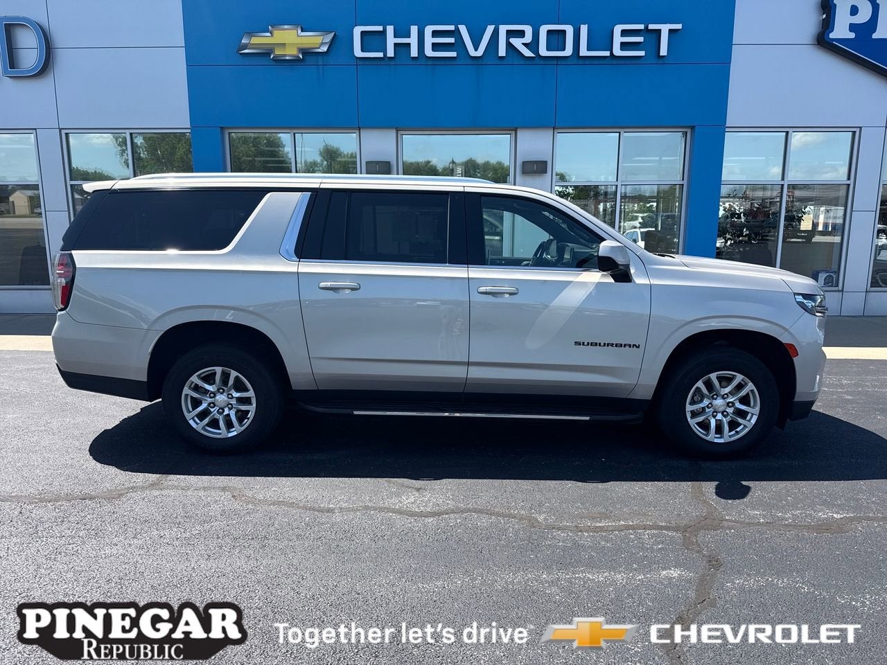  2022 Chevrolet Suburban LT 4WD   