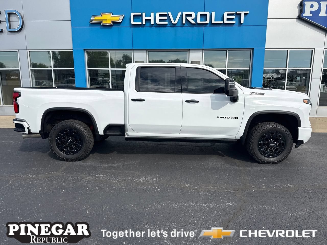 Summit White 2024 Chevrolet Silverado 2500HD Pickup Truck Four-Wheel Drive Automatic