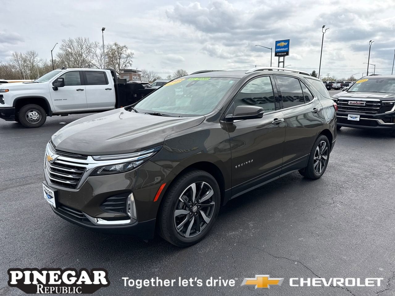 View vehicle photo 4