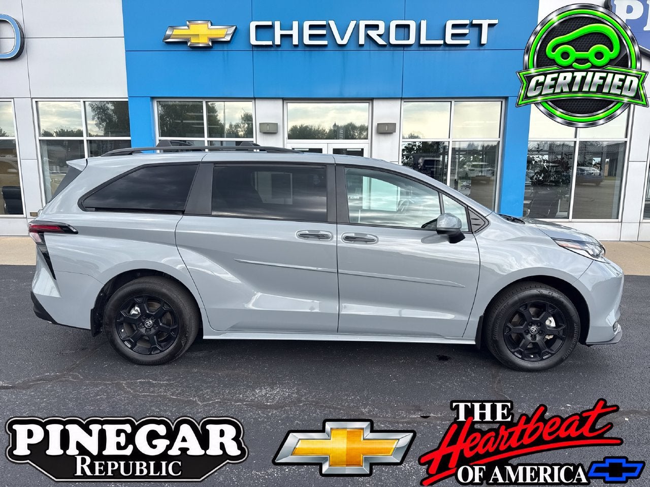 2025 Toyota Sienna Woodland Edition 7-Passenger AWD