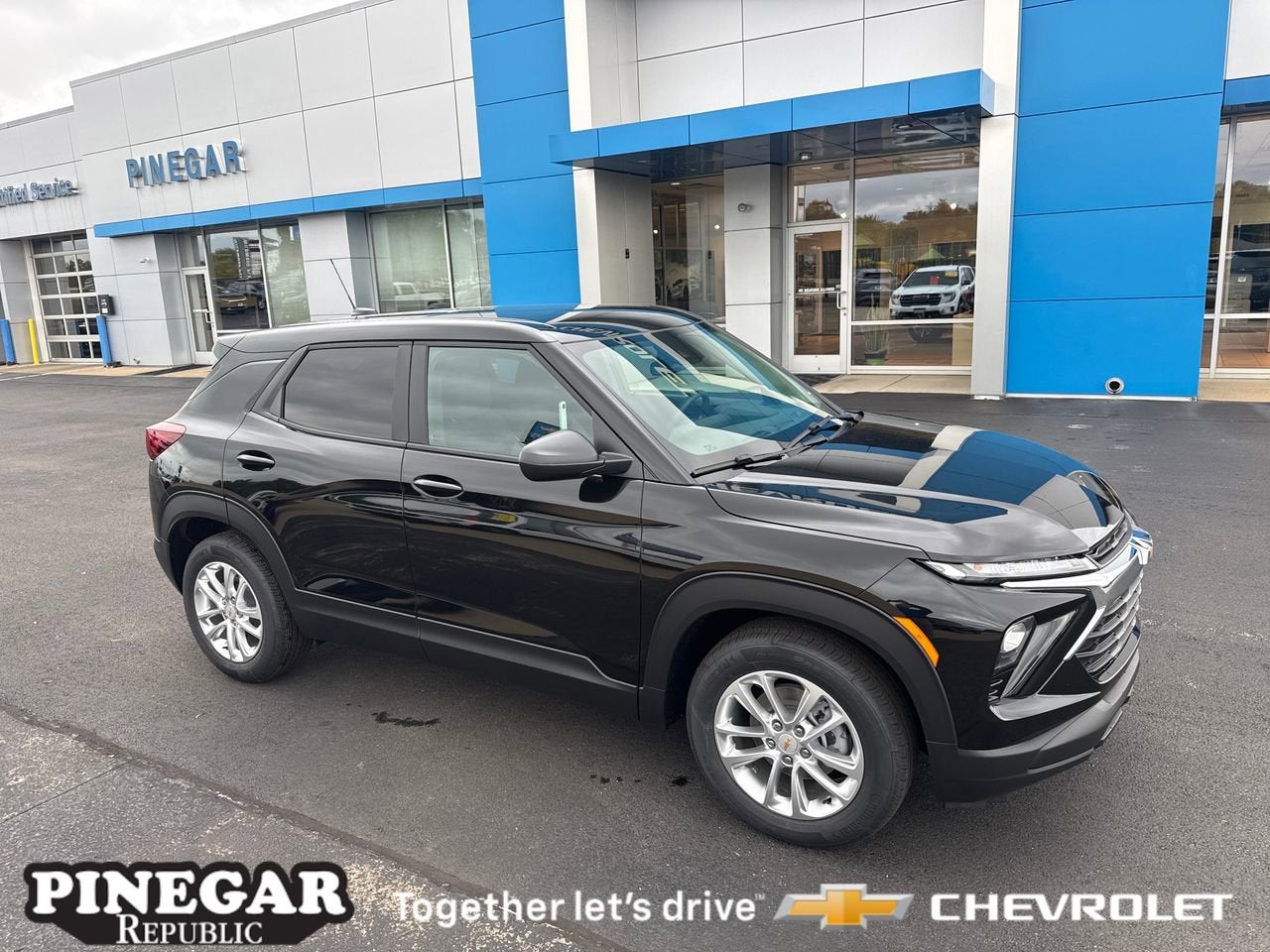 View vehicle photo 4