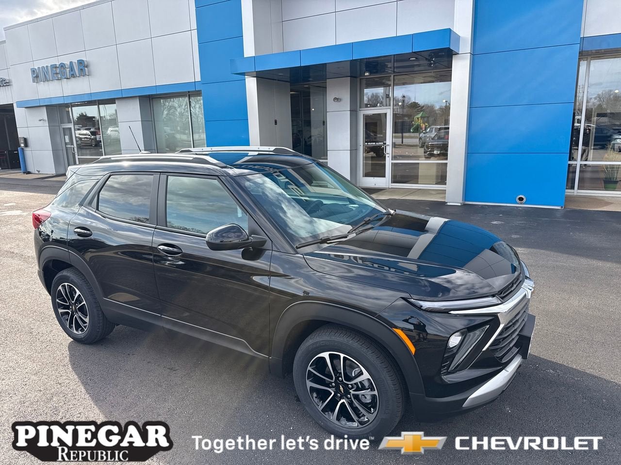 View vehicle photo 4