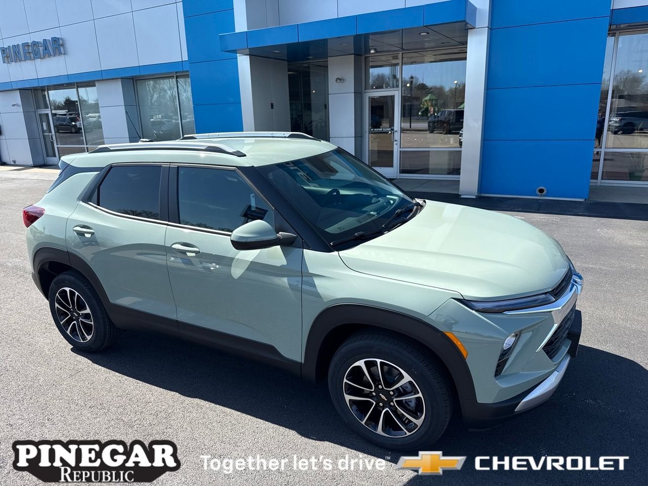 View vehicle photo 4