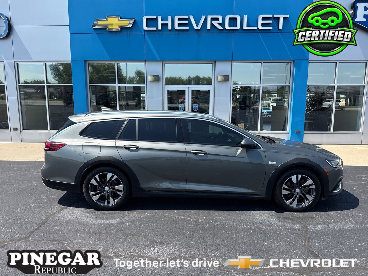  2018 Buick Regal TourX Essence AWD   