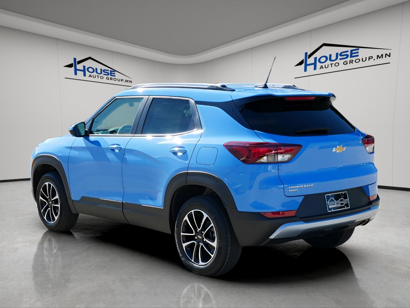 View vehicle photo 4