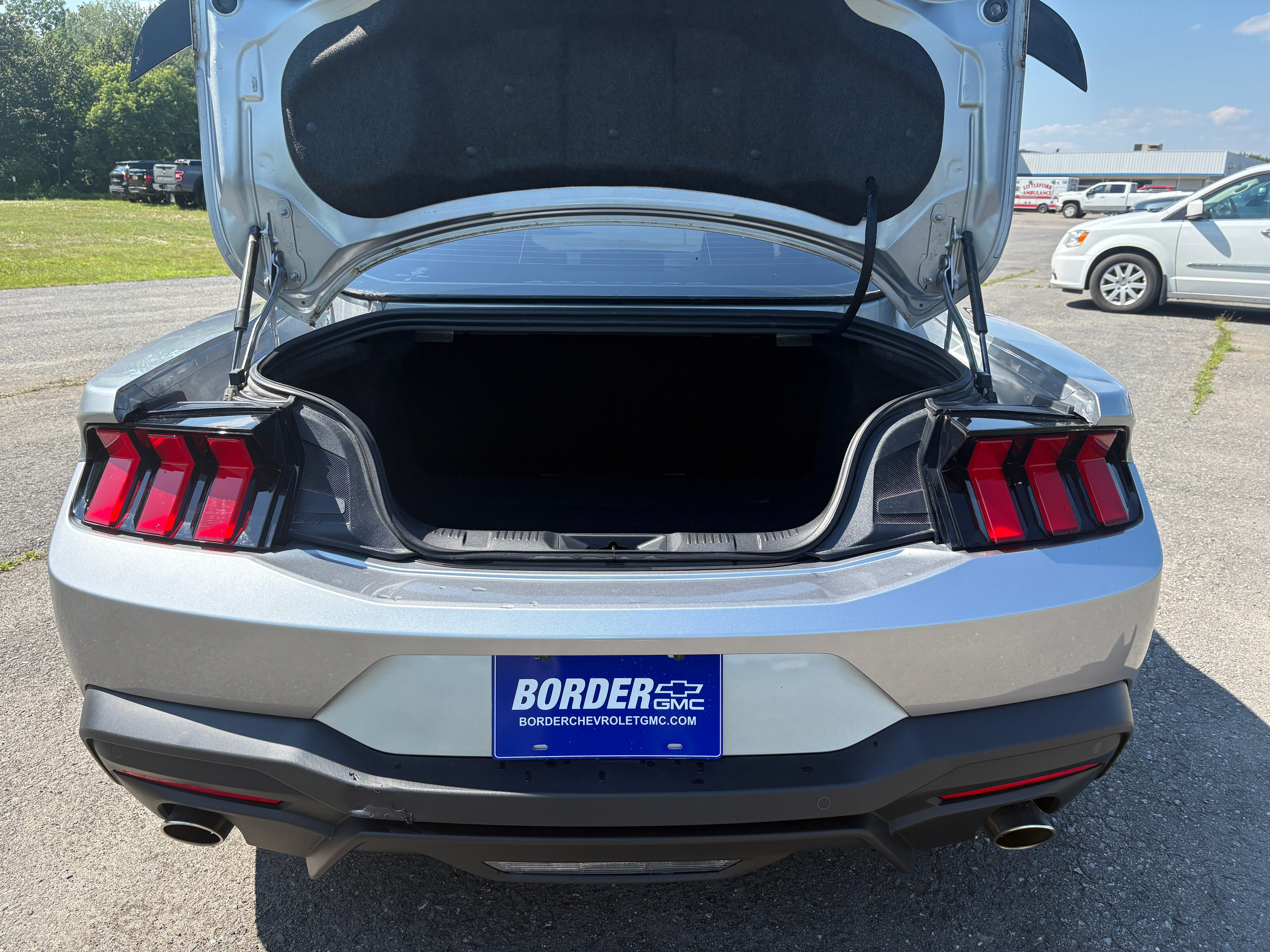 View vehicle photo 5
