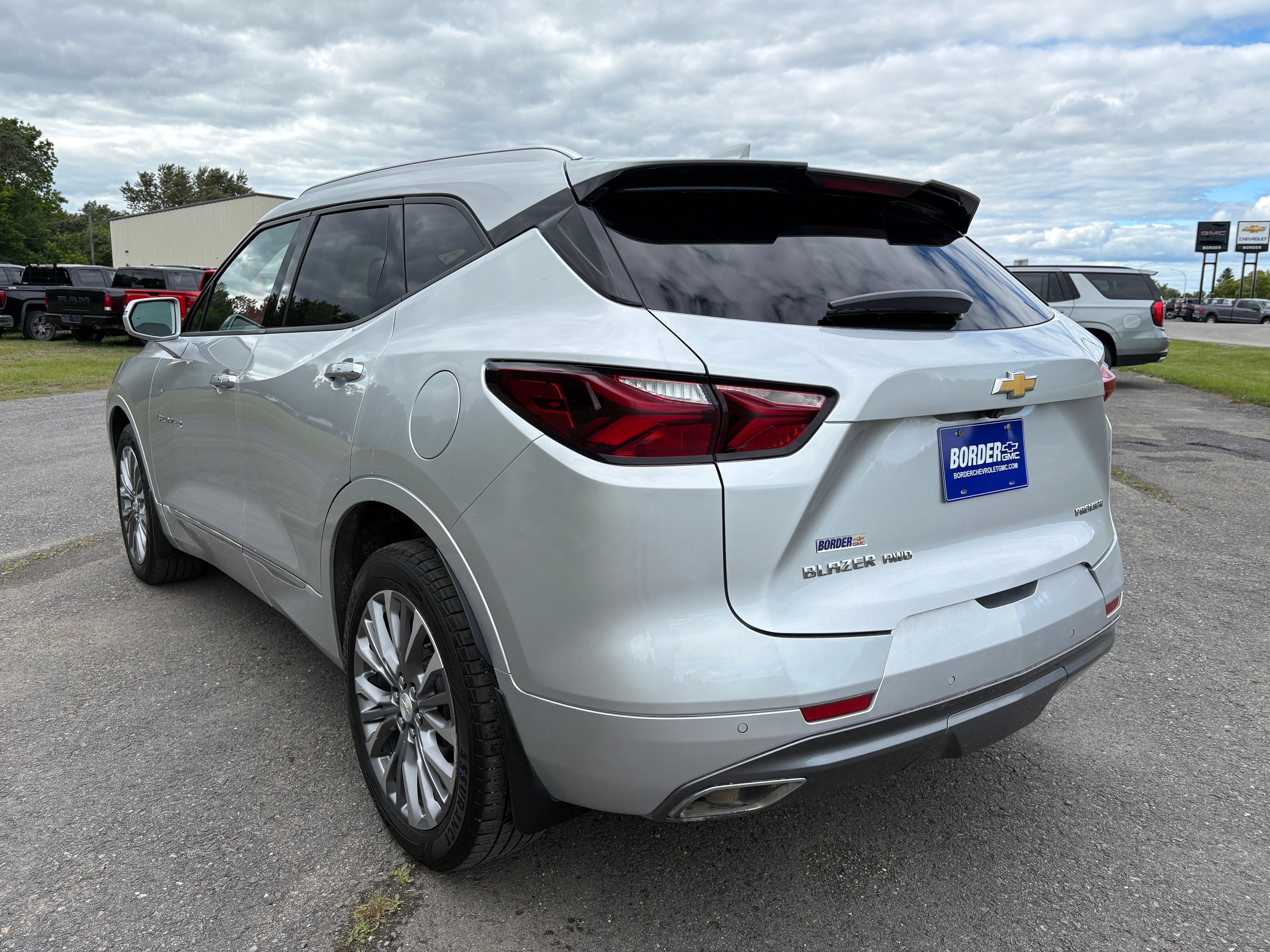 View vehicle photo 3