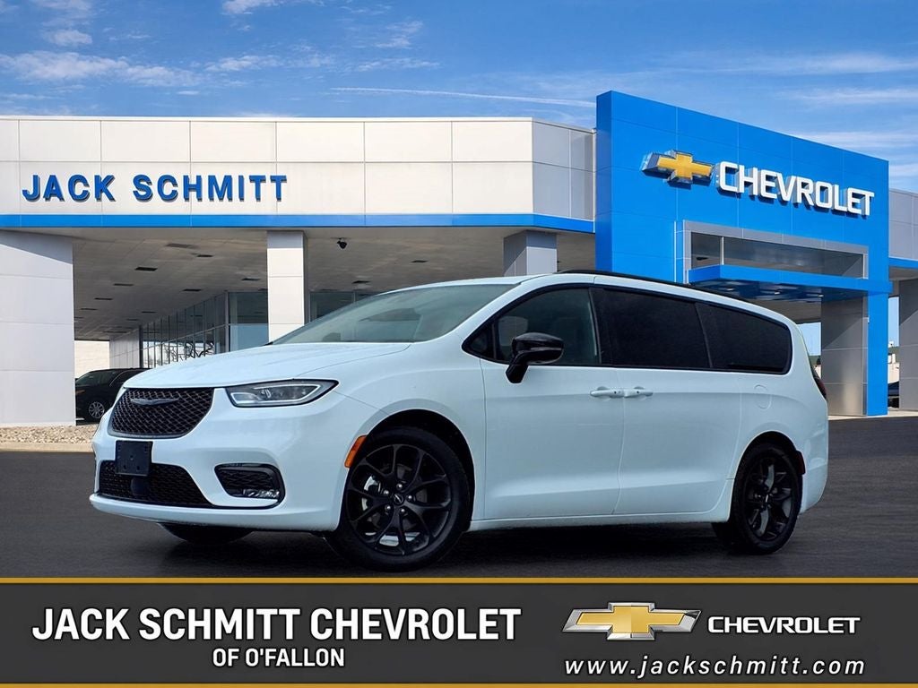White 2025 Chrysler Pacifica Minivan Front-Wheel Drive Automatic
