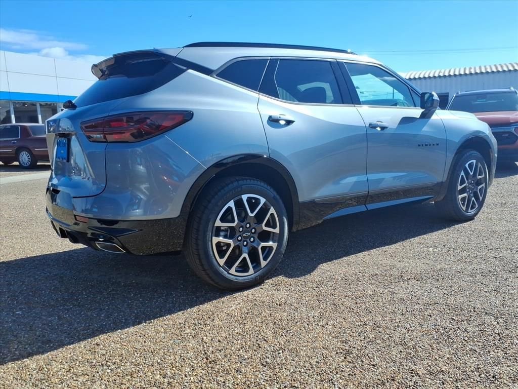 View vehicle photo 4