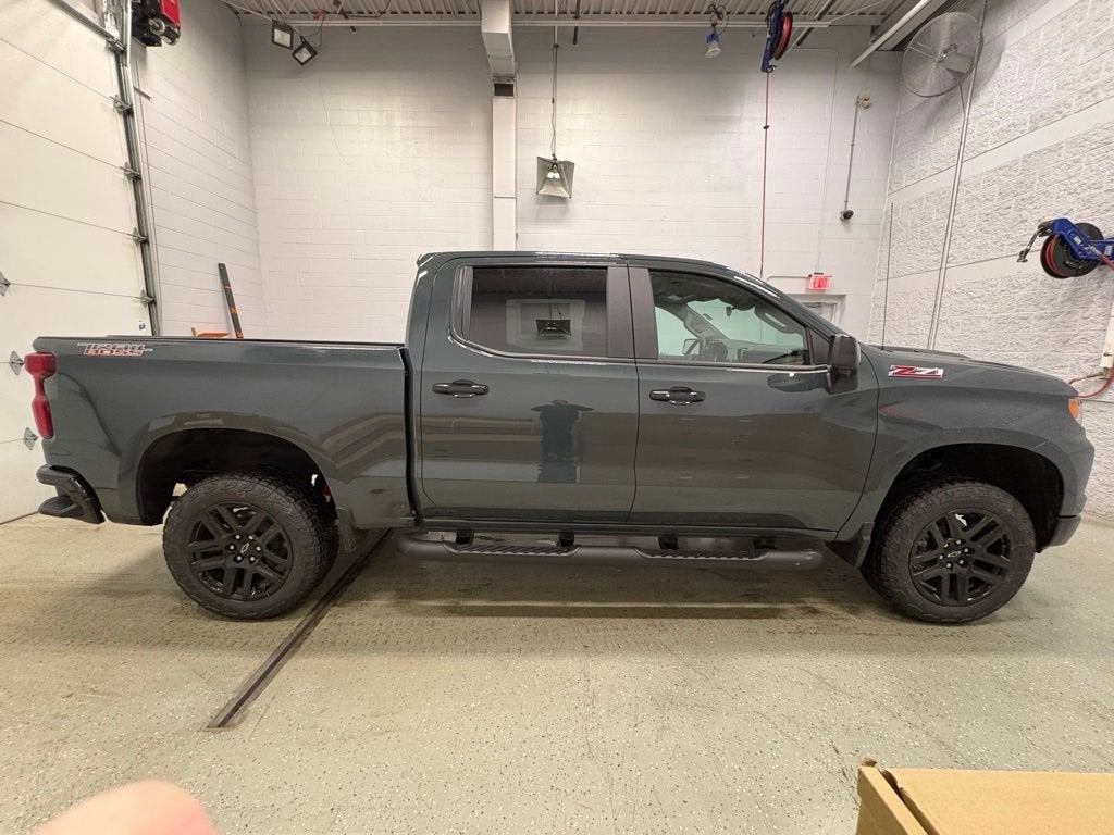 View vehicle photo 3