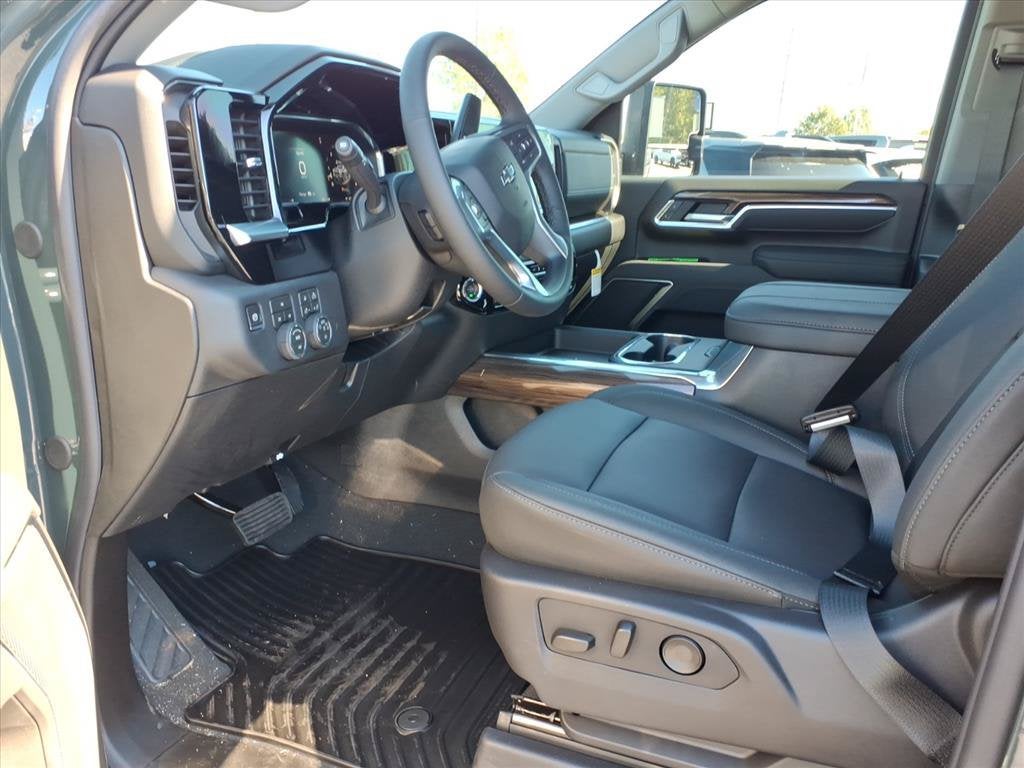 2026 Chevrolet Silverado 2500 HD LT Crew Cab Pickup Slide 10