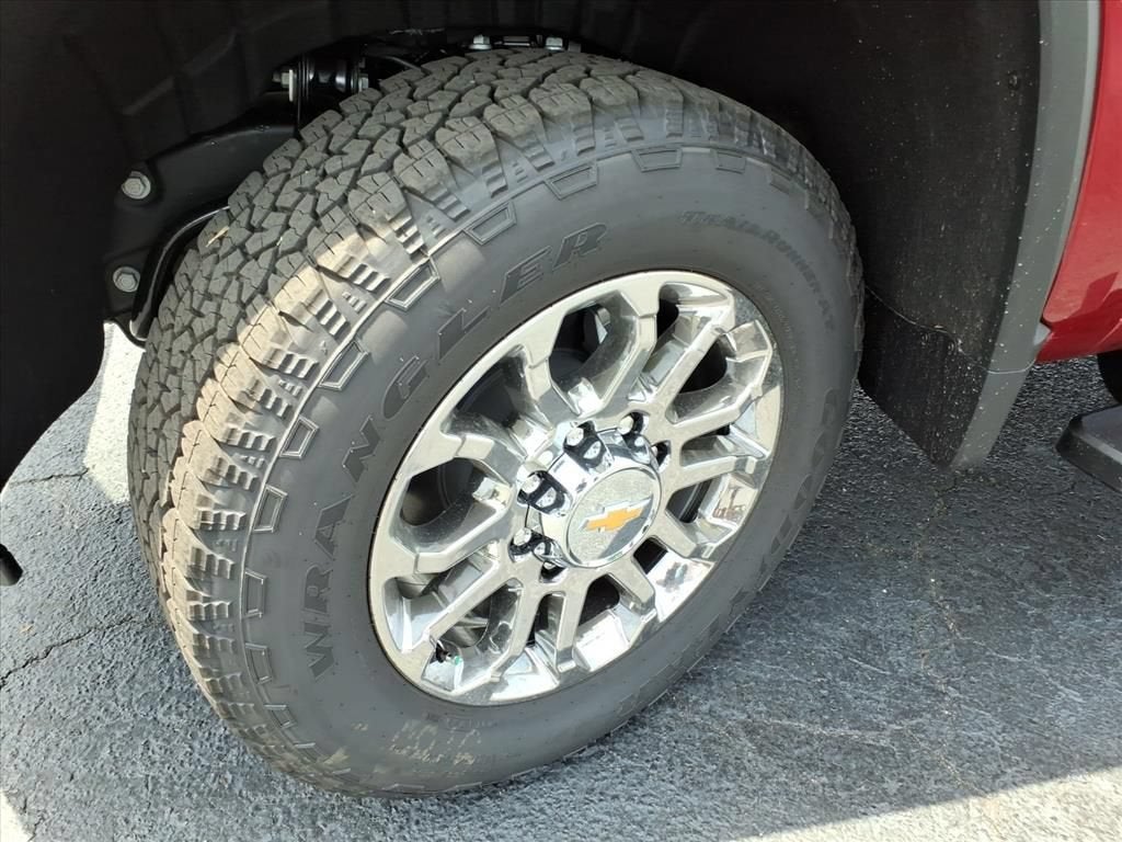 2026 Chevrolet Silverado 2500 HD LTZ Crew Cab Pickup Slide 15