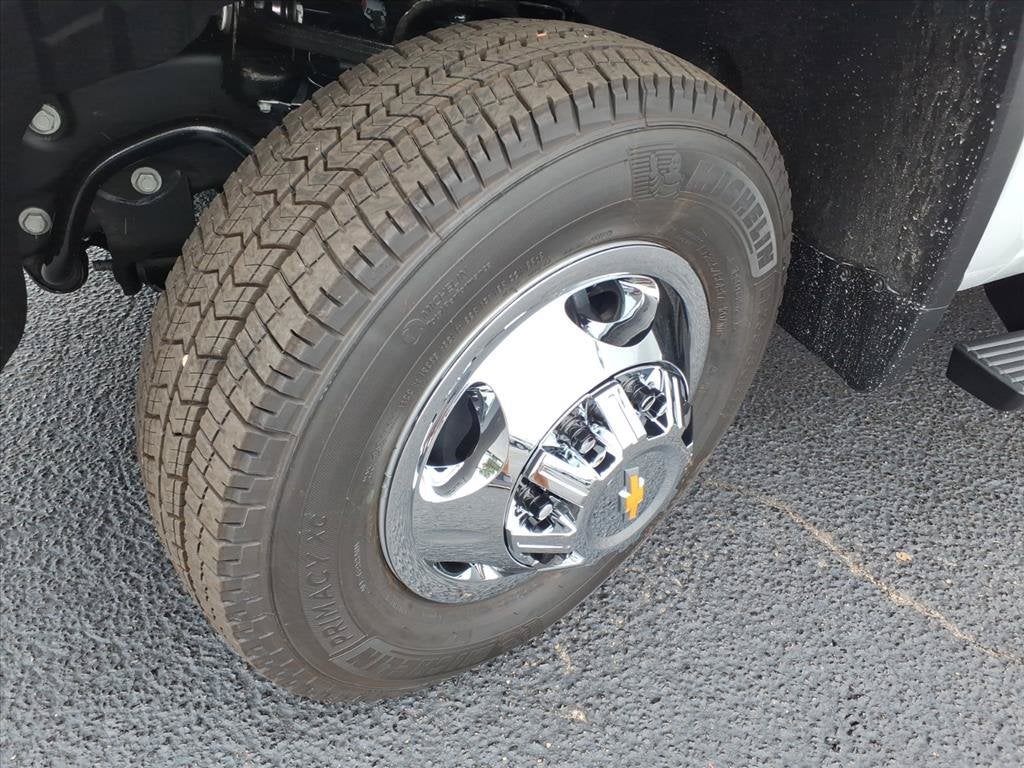 2026 Chevrolet Silverado 3500 HD LT DRW Crew Cab Pickup Slide 15
