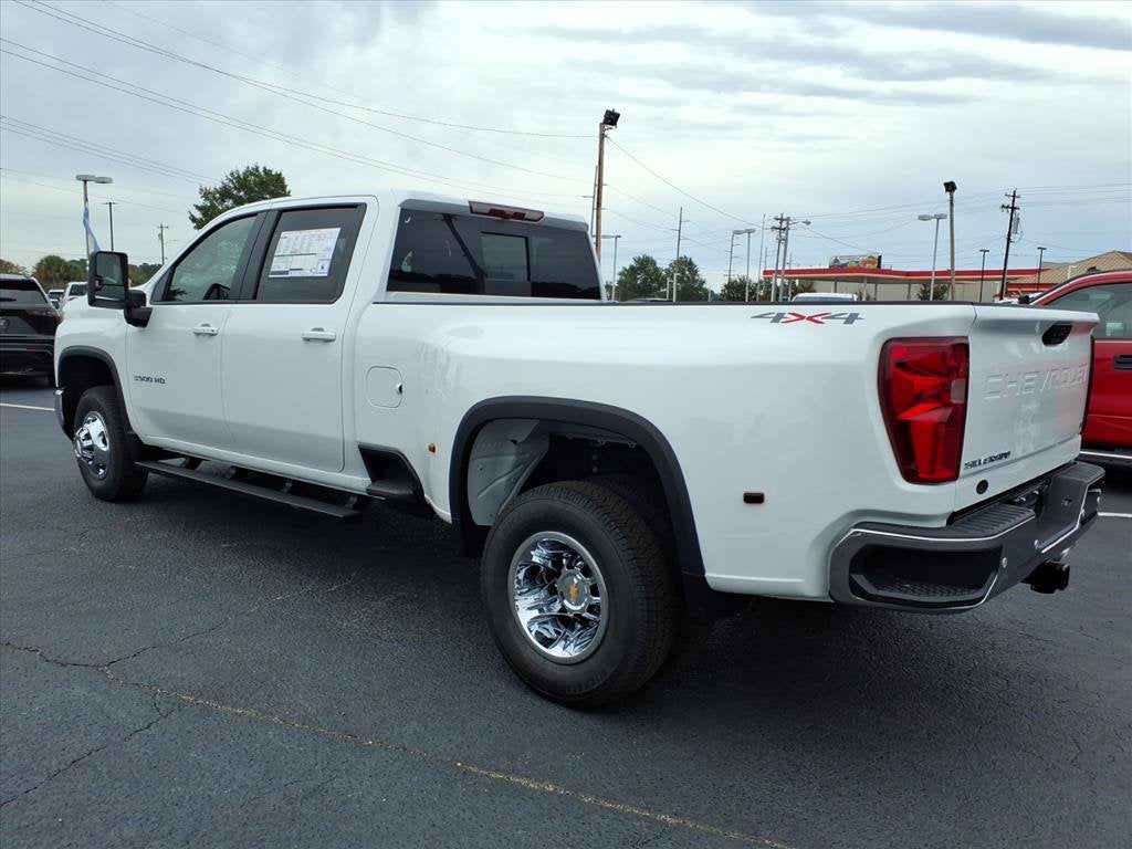 2026 Chevrolet Silverado 3500 HD LT DRW Crew Cab Pickup Slide 4