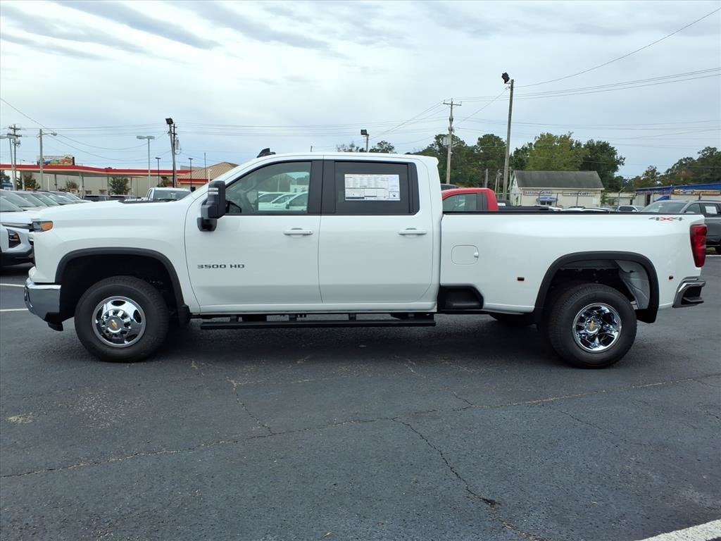 2026 Chevrolet Silverado 3500 HD LT DRW Crew Cab Pickup Slide 5
