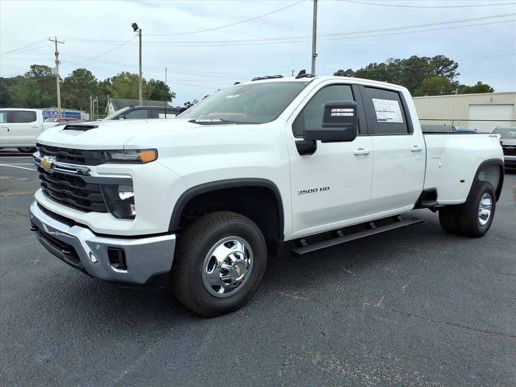 2026 Chevrolet Silverado 3500 HD LT DRW Crew Cab Pickup Slide 7
