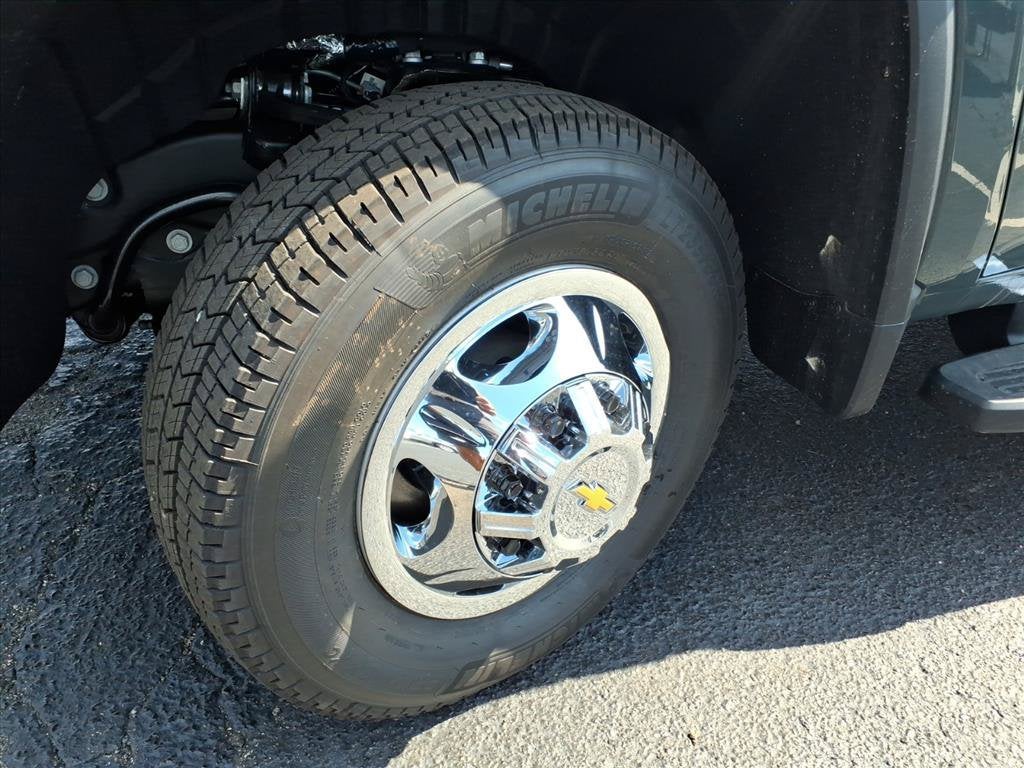 2026 Chevrolet Silverado 3500 HD LTZ DRW Crew Cab Pickup Slide 15