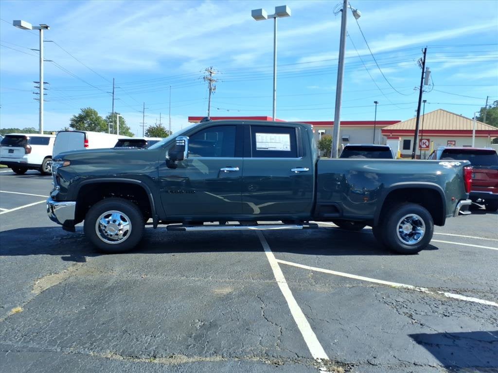 2026 Chevrolet Silverado 3500 HD LTZ DRW Crew Cab Pickup Slide 5