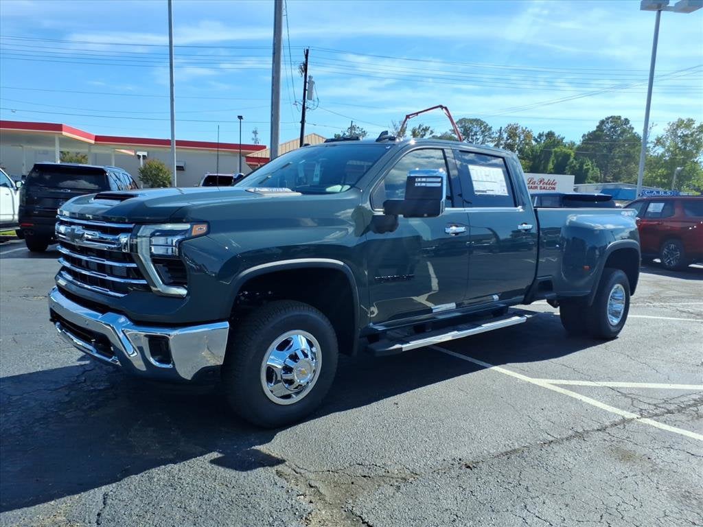 2026 Chevrolet Silverado 3500 HD LTZ DRW Crew Cab Pickup Slide 7