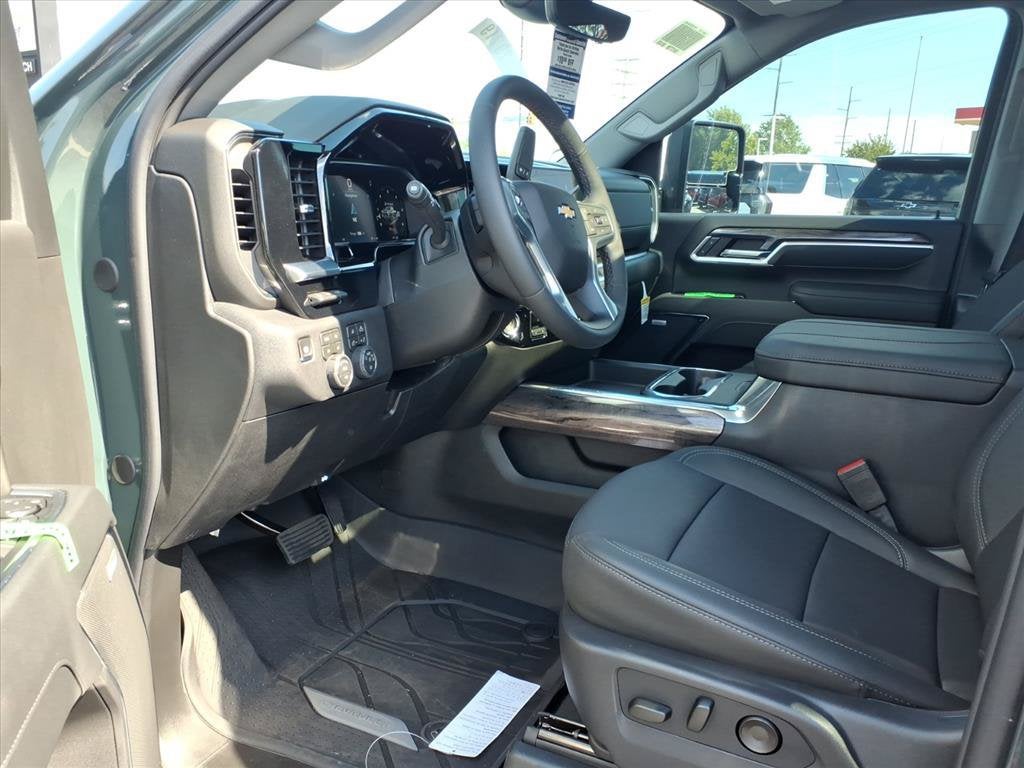 2026 Chevrolet Silverado 3500 HD LTZ DRW Crew Cab Pickup Slide 8