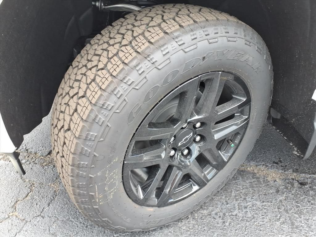2026 Chevrolet Silverado 1500 CUSTOM Crew Cab Pickup Slide 15