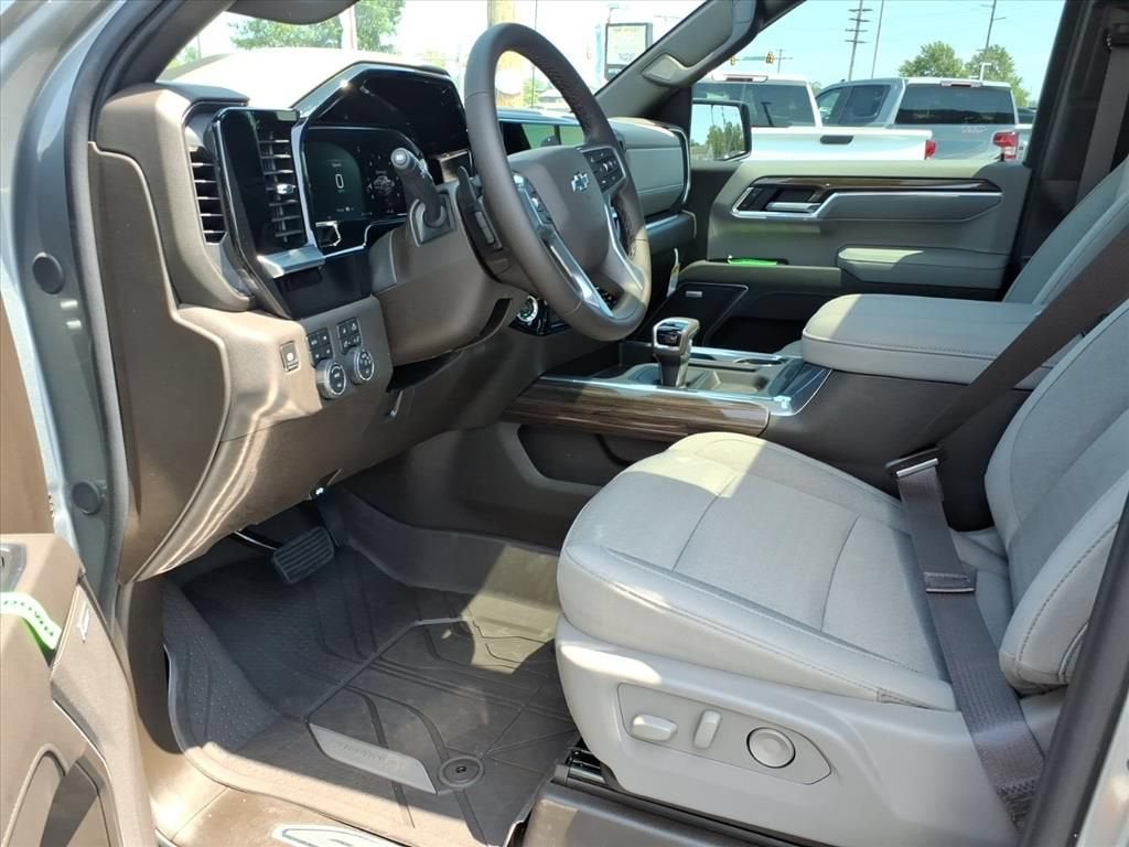 2026 Chevrolet Silverado 1500 RST Crew Cab Pickup Slide 8