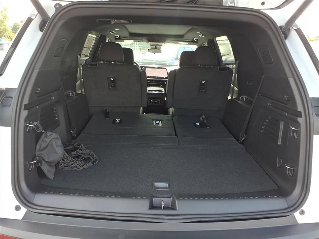 2027 Chevrolet Traverse LT SUV Slide 14
